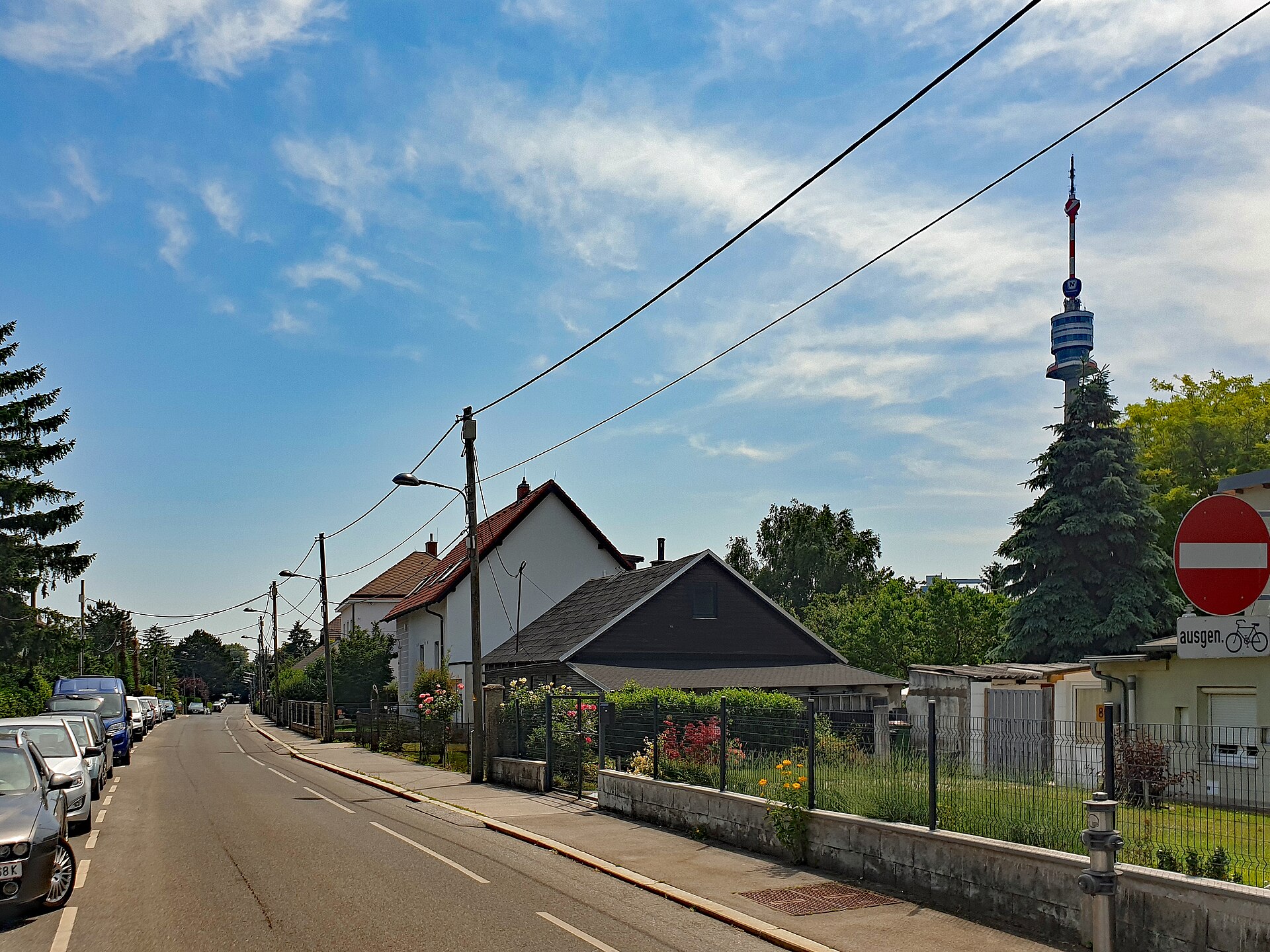Sandrockgasse am Bruckhaufen mit Gärten, niedrigen Häusern und Donauturm
